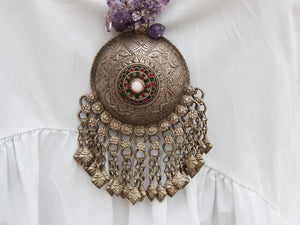 Collana ametista con ciondolo Kuchi afghano in argento antico con gioielli tribali, totalmente originale. i gioielli Kuchi NomadI offerti qui sono vecchi e antichi, fatti a mano, a volte sono gioielli folcloristici molto filigranati dall'Afghanistan  misure pendaglio circonferenza 7cm, lunghezza massima 13 cm, profondità 3 cm circonferenza collana 66 cm, peso 200gr