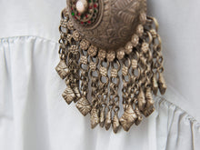 Carica l&#39;immagine nel visualizzatore di Gallery, Collana ametista con ciondolo Kuchi afghano in argento antico con gioielli tribali, totalmente originale. i gioielli Kuchi NomadI offerti qui sono vecchi e antichi, fatti a mano, a volte sono gioielli folcloristici molto filigranati dall&#39;Afghanistan  misure pendaglio circonferenza 7cm, lunghezza massima 13 cm, profondità 3 cm circonferenza collana 66 cm, peso 200gr