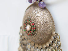 Carica l&#39;immagine nel visualizzatore di Gallery, Collana ametista con ciondolo Kuchi afghano in argento antico con gioielli tribali, totalmente originale. i gioielli Kuchi NomadI offerti qui sono vecchi e antichi, fatti a mano, a volte sono gioielli folcloristici molto filigranati dall&#39;Afghanistan  misure pendaglio circonferenza 7cm, lunghezza massima 13 cm, profondità 3 cm circonferenza collana 66 cm, peso 200gr