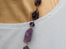 Carica l&#39;immagine nel visualizzatore di Gallery, Collana ametista con ciondolo Kuchi afghano in argento antico con gioielli tribali, totalmente originale. i gioielli Kuchi NomadI offerti qui sono vecchi e antichi, fatti a mano, a volte sono gioielli folcloristici molto filigranati dall&#39;Afghanistan  misure pendaglio circonferenza 7cm, lunghezza massima 13 cm, profondità 3 cm circonferenza collana 66 cm, peso 200gr