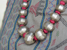 Carica l&#39;immagine nel visualizzatore di Gallery, collana indiana in cotone intrecciato ed elementi &quot;olive&quot; in cera con lamina di argento.  fatta mano  lunghezza totale massima80 cm, e&#39; regolabile a piacimento peso 140 gr   per maggiori info o dettagli contattare watshapp 0039 3338778241 mail info@etniko.it pinterest / facebook / instagram : etnikobycrosato