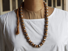 Carica l&#39;immagine nel visualizzatore di Gallery, collana indiana in cotone intrecciato ed elementi &quot;olive&quot; in cera con lamina di argento .   lunghezza totale 120 cm, misura regolabile misura singolo elemento in argento 1.5 x 1 cm,  peso 120 gr    per ulteriori info o foto watshapp 3338778241 mail info@etniko.it fb, ig, etsy &quot;etnikobycrosato&quot;