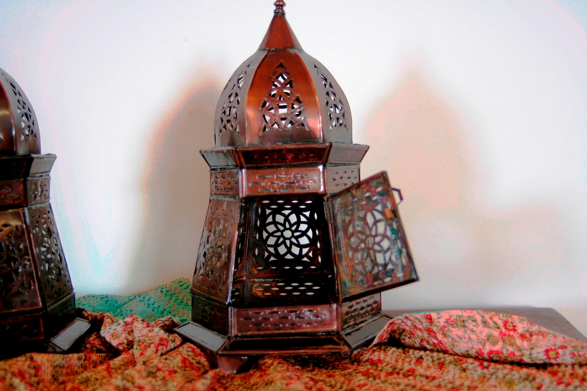 Lampada Marocco Traforata. Rivestita Internamente Da Vetro Trasparente. Diametro 20 h36cm.