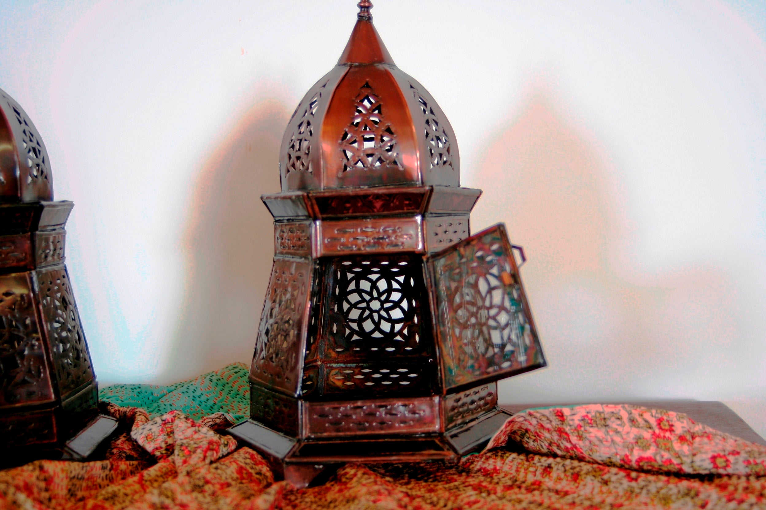 Lampada Marocco Traforata. Rivestita Internamente Da Vetro Trasparente. Diametro 20 h36cm.