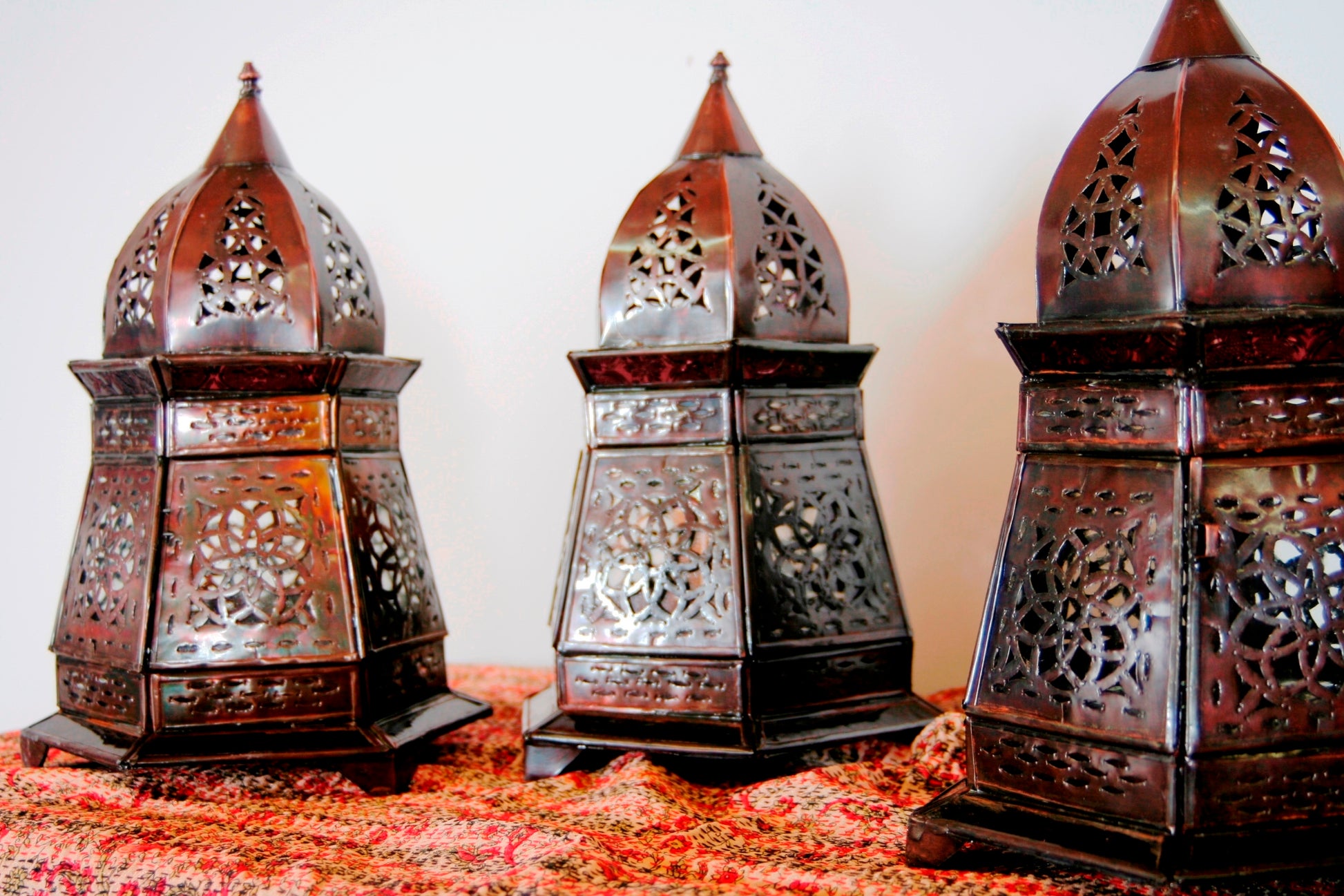 Lampada Marocco Traforata. Rivestita Internamente Da Vetro Trasparente. Diametro 20 h36cm.
