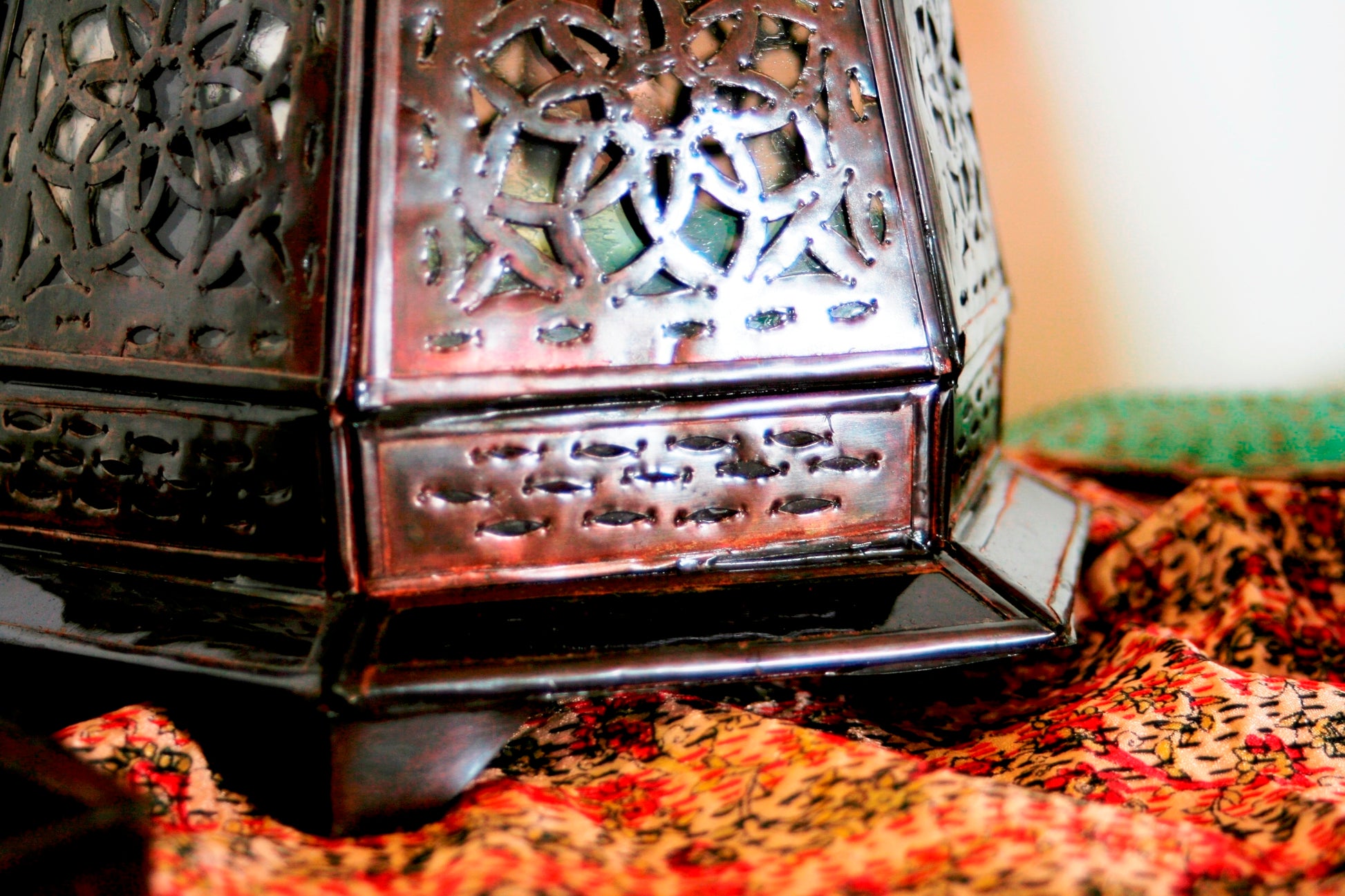 Lampada Marocco Traforata. Rivestita Internamente Da Vetro Trasparente. Diametro 20 h36cm.