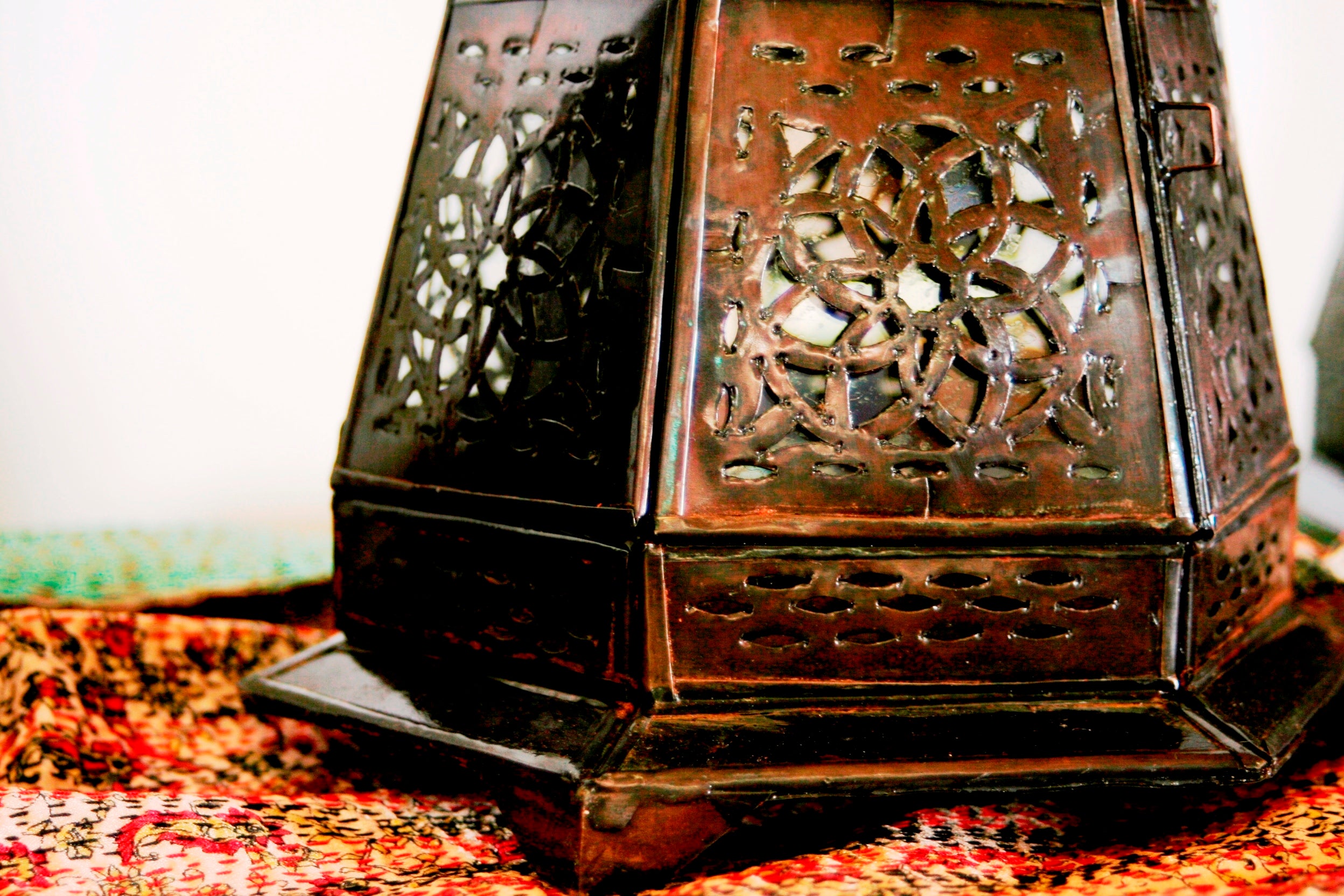Lampada Marocco Traforata. Rivestita Internamente Da Vetro Trasparente. Diametro 20 h36cm.