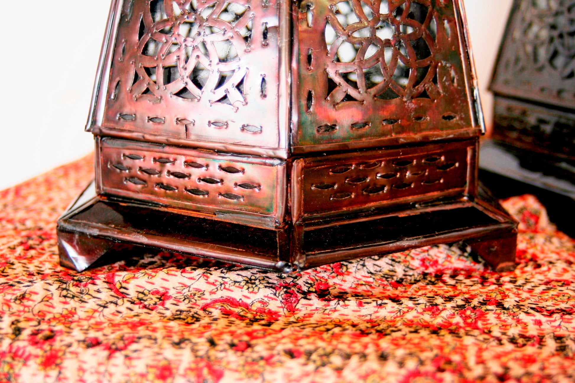 Lampada Marocco Traforata. Rivestita Internamente Da Vetro Trasparente. Diametro 20 h36cm.
