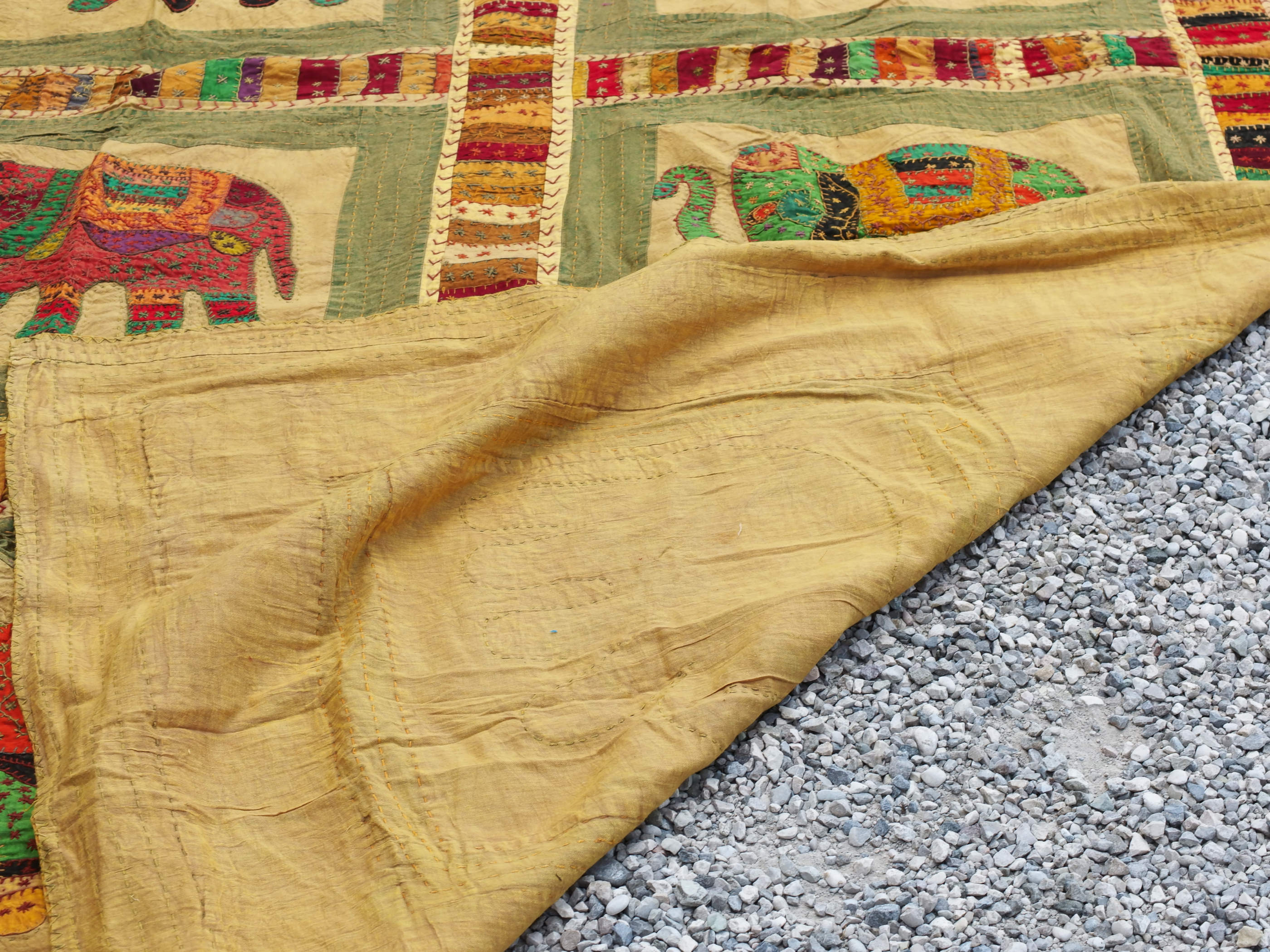 Telo Indiano in cotone lavorato a patchwork. Può essere impiegato come copridivano, copriletto, tovaglia o tessuto da appendere a parete. Dimensioni 220x270cm  disponibili vari colori e dimensioni contattare per info 0039 3338778241 info@etniko.it fb/ig "etniko by crosato"