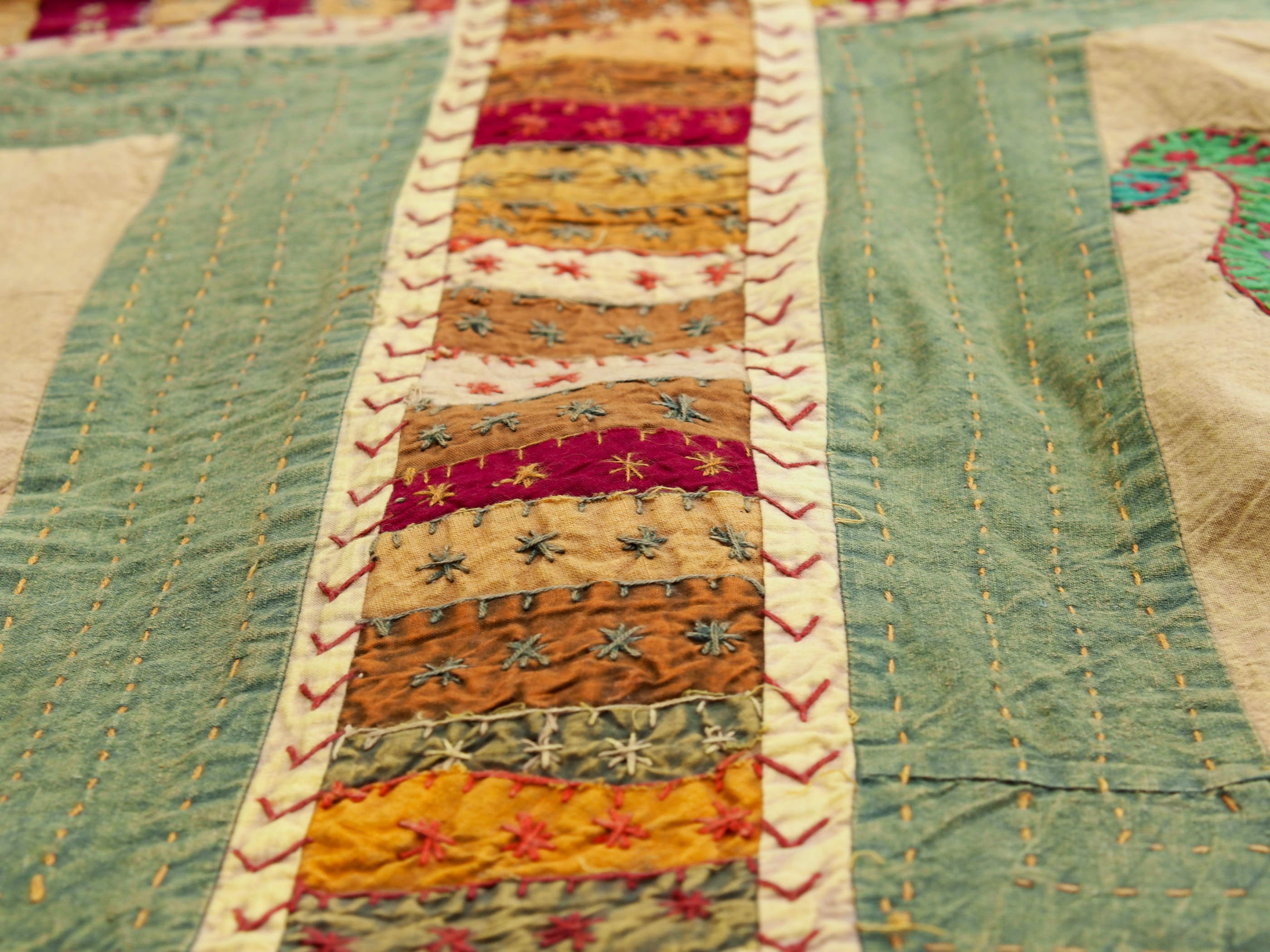 Telo Indiano in cotone lavorato a patchwork. Può essere impiegato come copridivano, copriletto, tovaglia o tessuto da appendere a parete. Dimensioni 220x270cm  disponibili vari colori e dimensioni contattare per info 0039 3338778241 info@etniko.it fb/ig "etniko by crosato"