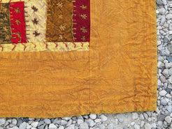 Telo Indiano in cotone lavorato a patchwork. Può essere impiegato come copridivano, copriletto, tovaglia o tessuto da appendere a parete. Dimensioni 220x270cm  disponibili vari colori e dimensioni contattare per info 0039 3338778241 info@etniko.it fb/ig "etniko by crosato"