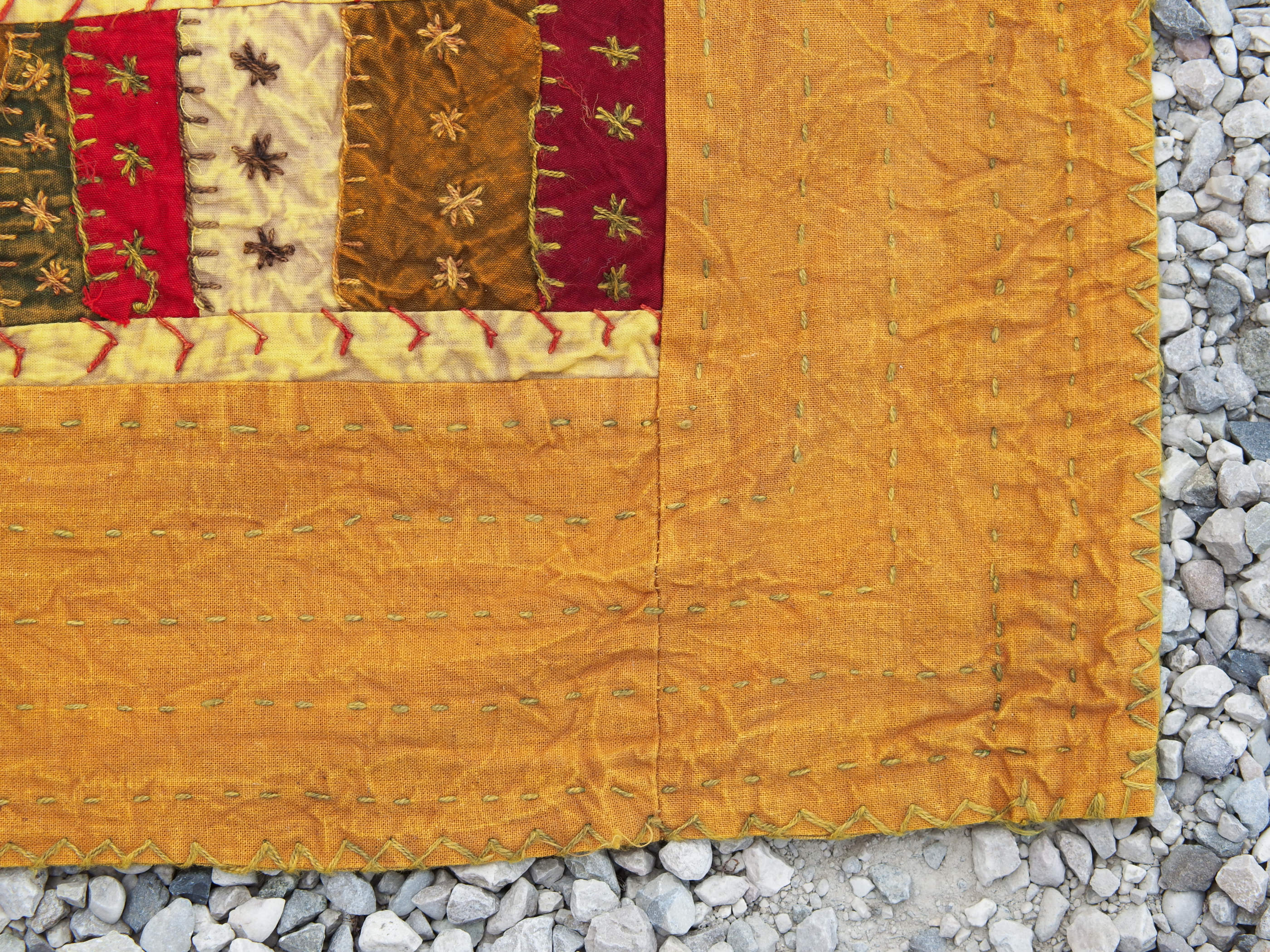 Telo Indiano in cotone lavorato a patchwork. Può essere impiegato come copridivano, copriletto, tovaglia o tessuto da appendere a parete. Dimensioni 220x270cm  disponibili vari colori e dimensioni contattare per info 0039 3338778241 info@etniko.it fb/ig "etniko by crosato"