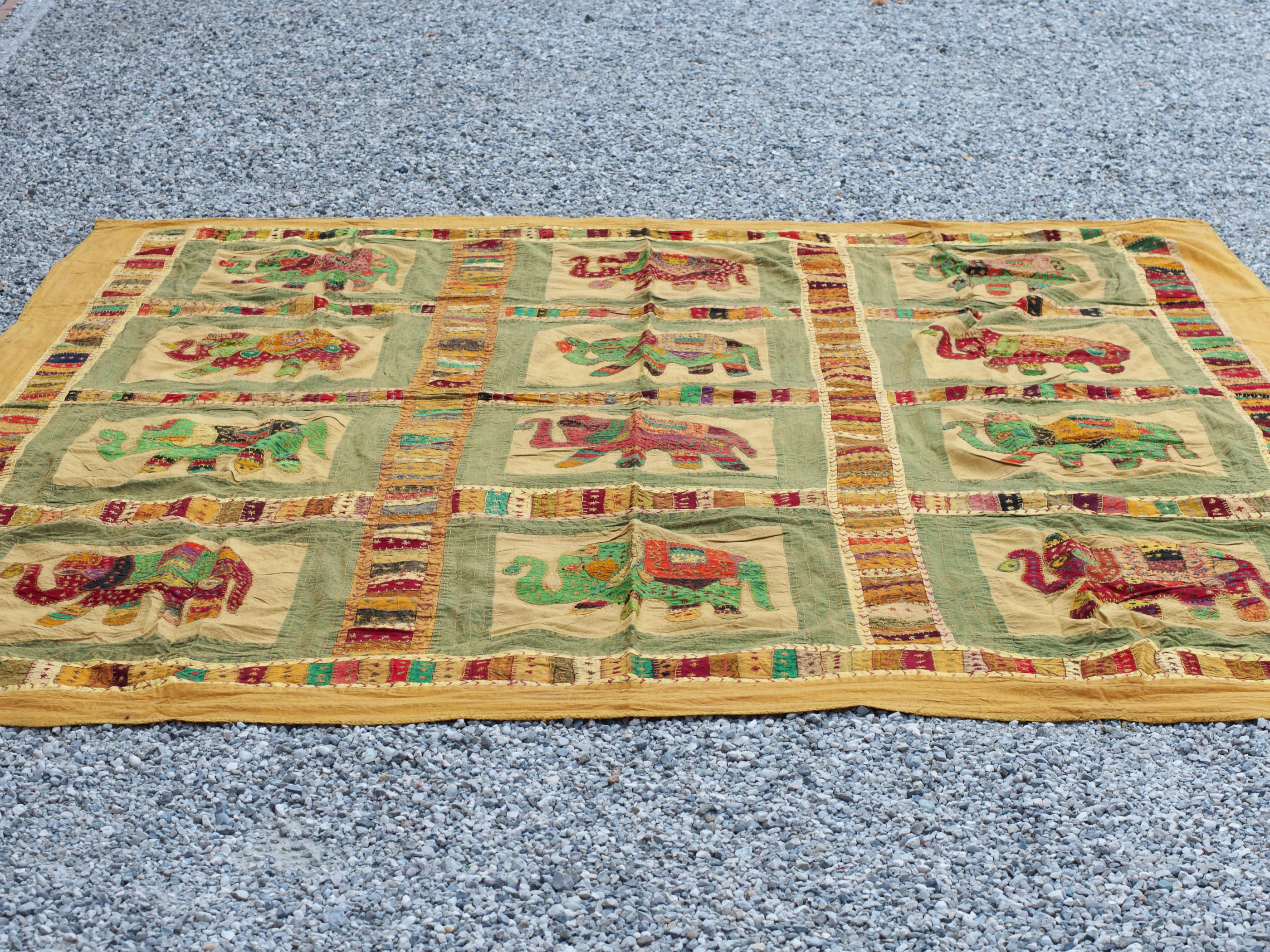 Telo Indiano in cotone lavorato a patchwork. Può essere impiegato come copridivano, copriletto, tovaglia o tessuto da appendere a parete. Dimensioni 220x270cm  disponibili vari colori e dimensioni contattare per info 0039 3338778241 info@etniko.it fb/ig "etniko by crosato"