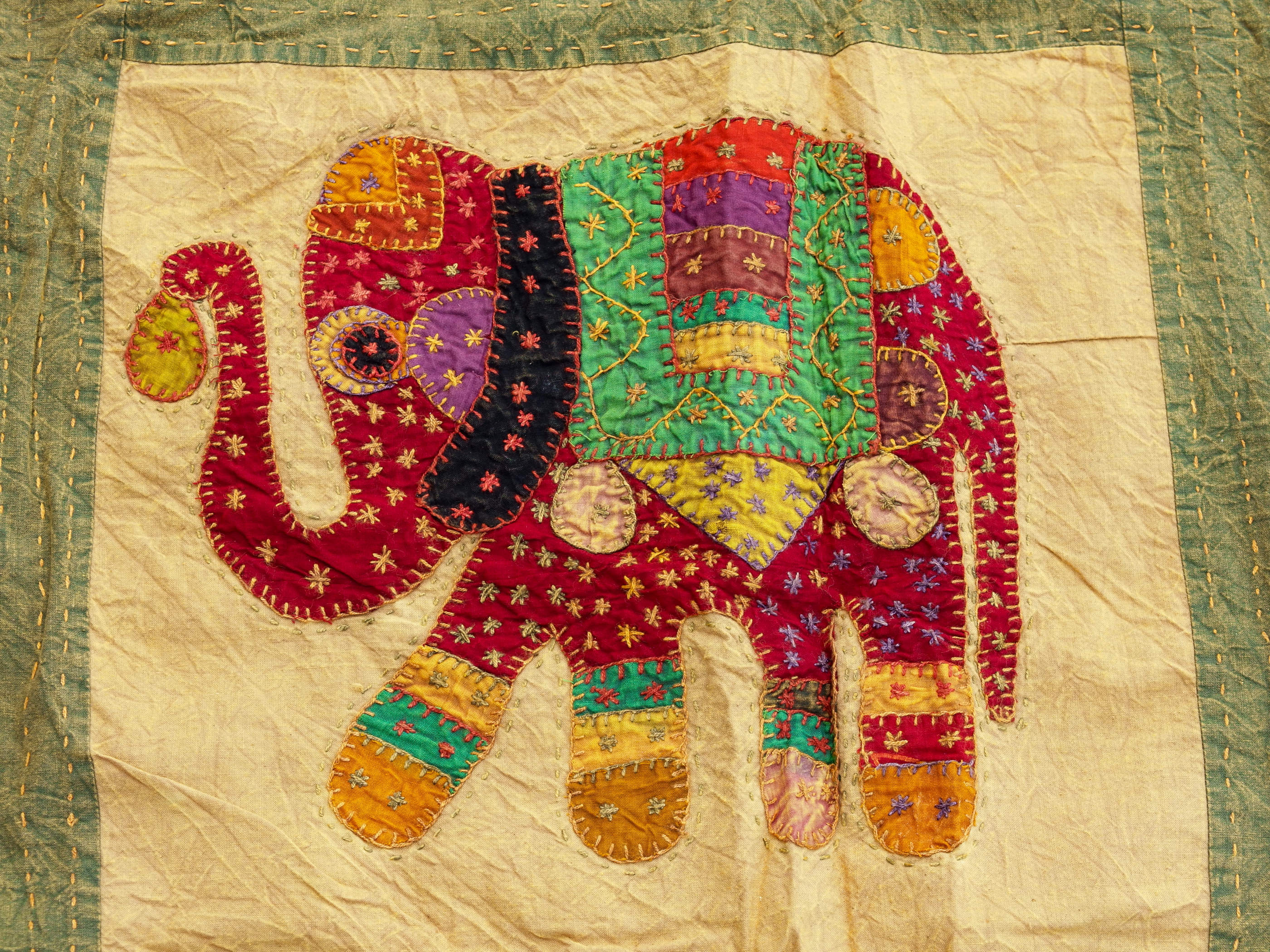 Telo Indiano in cotone lavorato a patchwork. Può essere impiegato come copridivano, copriletto, tovaglia o tessuto da appendere a parete. Dimensioni 220x270cm  disponibili vari colori e dimensioni contattare per info 0039 3338778241 info@etniko.it fb/ig "etniko by crosato"