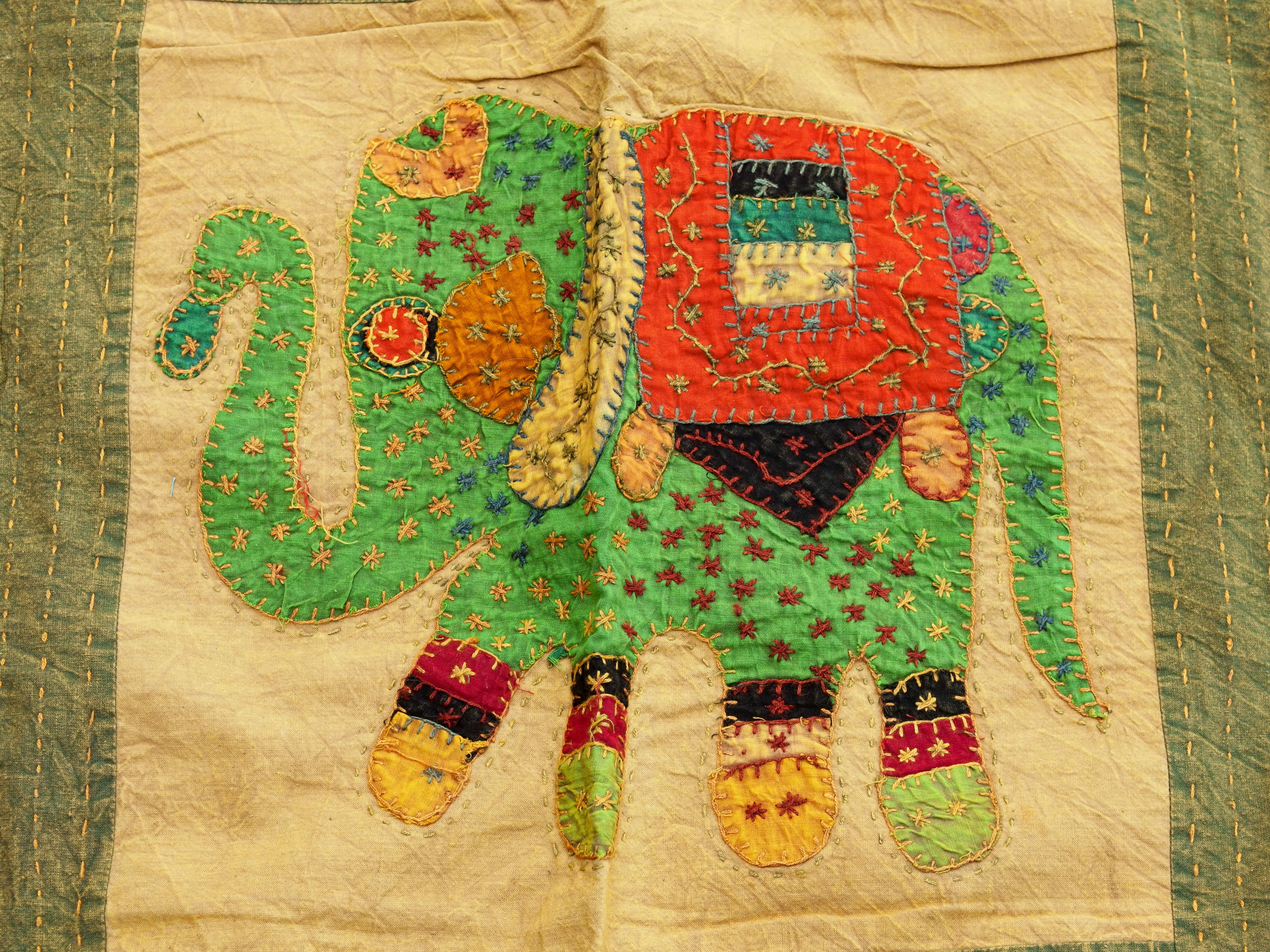 Telo Indiano in cotone lavorato a patchwork. Può essere impiegato come copridivano, copriletto, tovaglia o tessuto da appendere a parete. Dimensioni 220x270cm  disponibili vari colori e dimensioni contattare per info 0039 3338778241 info@etniko.it fb/ig "etniko by crosato"