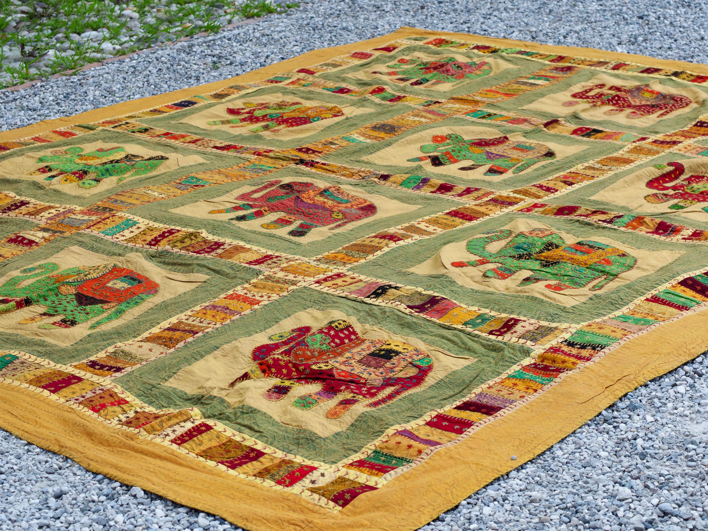 Telo Indiano in cotone lavorato a patchwork. Può essere impiegato come copridivano, copriletto, tovaglia o tessuto da appendere a parete. Dimensioni 220x270cm  disponibili vari colori e dimensioni contattare per info 0039 3338778241 info@etniko.it fb/ig "etniko by crosato"