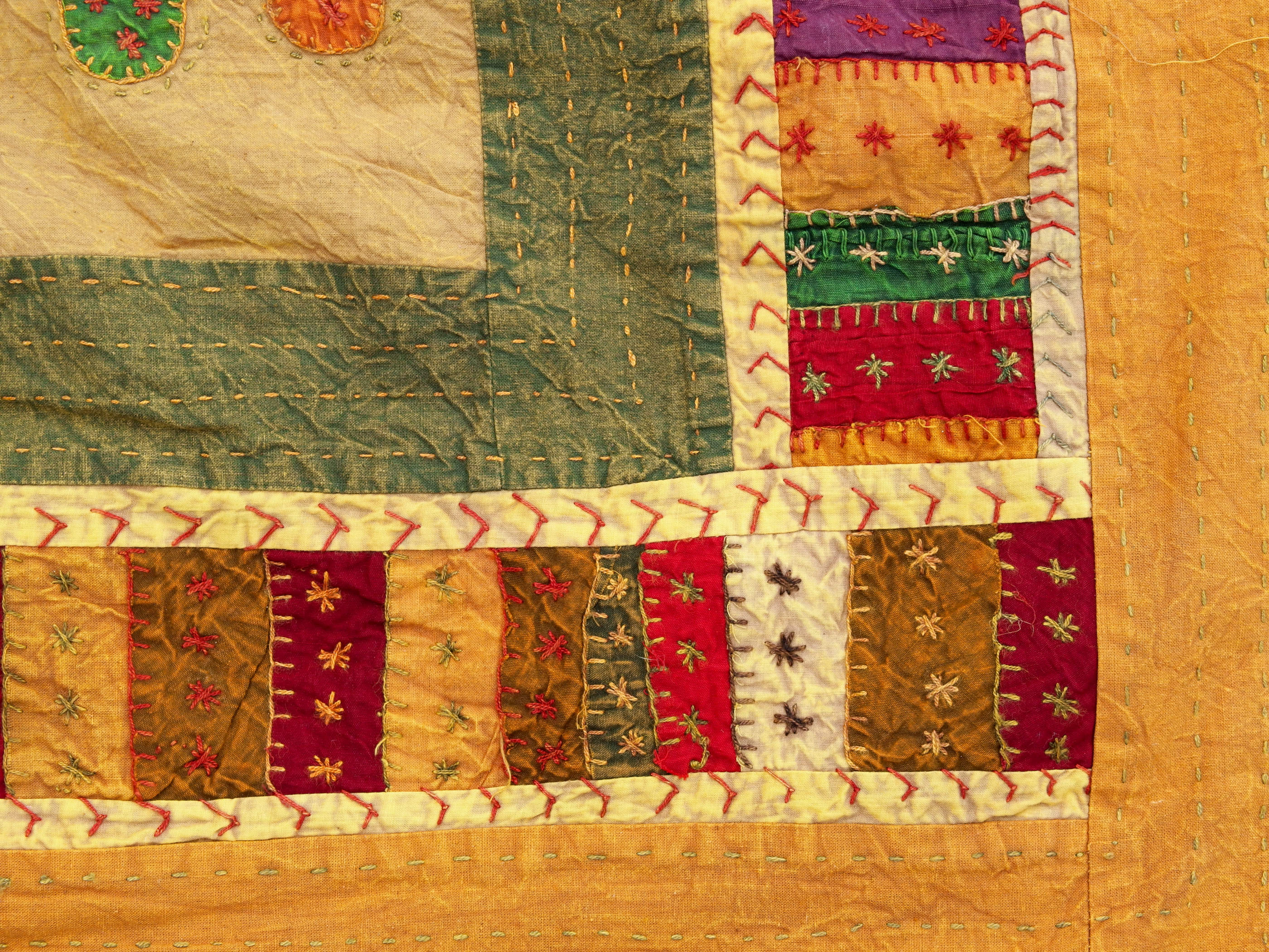 Telo Indiano in cotone lavorato a patchwork. Può essere impiegato come copridivano, copriletto, tovaglia o tessuto da appendere a parete. Dimensioni 220x270cm  disponibili vari colori e dimensioni contattare per info 0039 3338778241 info@etniko.it fb/ig "etniko by crosato"