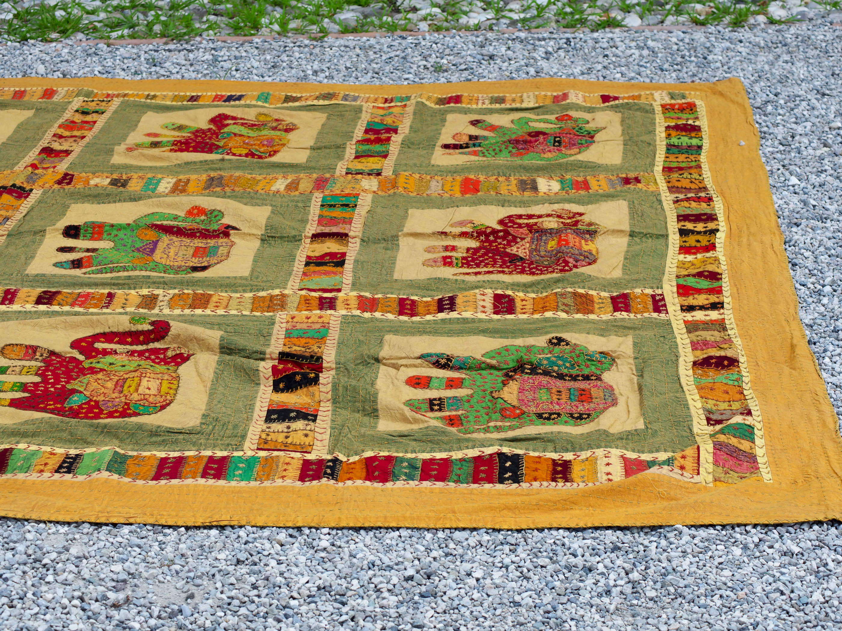 Telo Indiano in cotone lavorato a patchwork. Può essere impiegato come copridivano, copriletto, tovaglia o tessuto da appendere a parete. Dimensioni 220x270cm  disponibili vari colori e dimensioni contattare per info 0039 3338778241 info@etniko.it fb/ig "etniko by crosato"