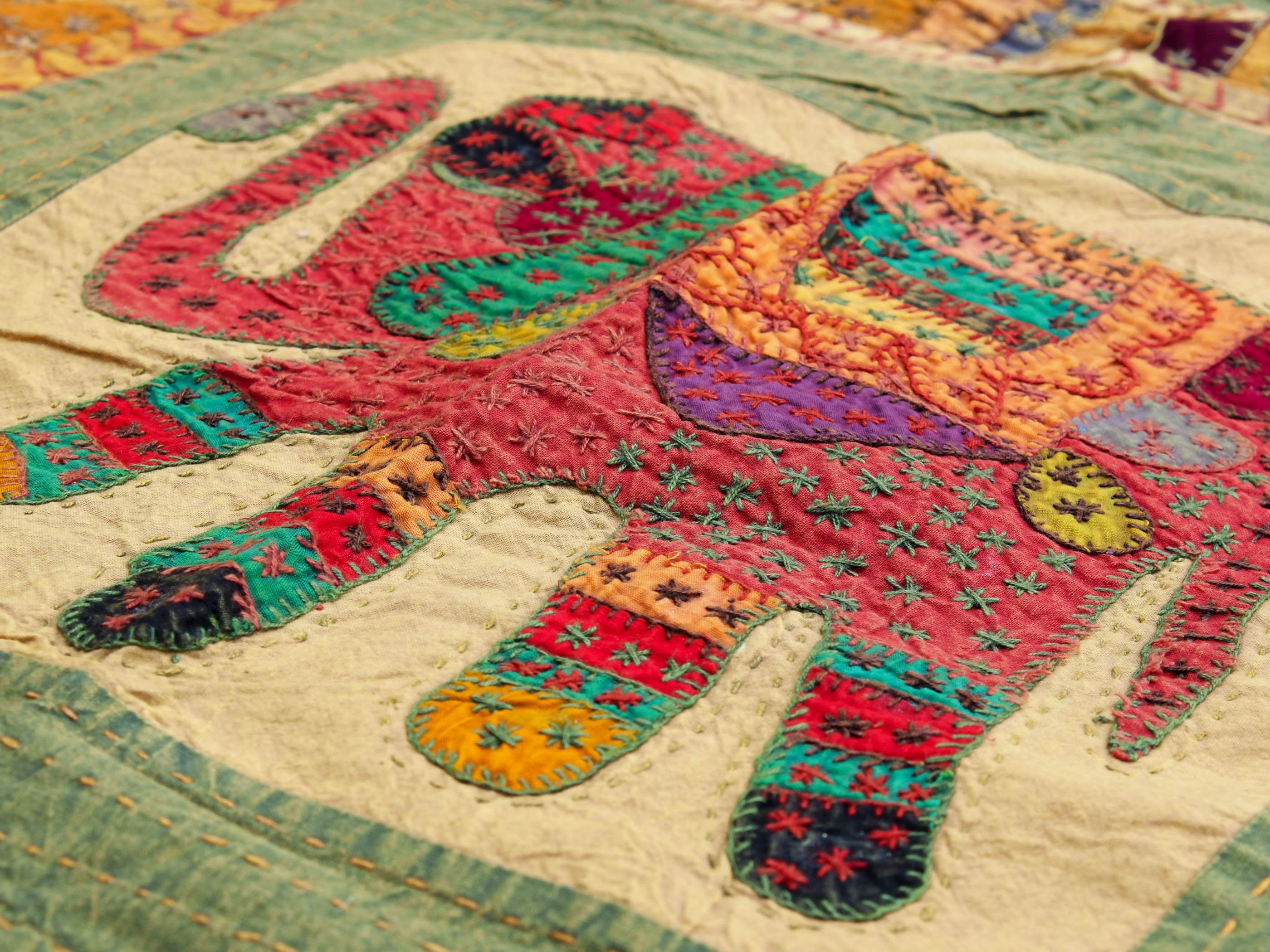 Telo Indiano in cotone lavorato a patchwork. Può essere impiegato come copridivano, copriletto, tovaglia o tessuto da appendere a parete. Dimensioni 220x270cm  disponibili vari colori e dimensioni contattare per info 0039 3338778241 info@etniko.it fb/ig "etniko by crosato"