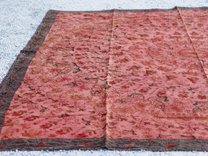 Telo Indiano arancione in cotone ricamato. Può essere impiegato come copridivano, copriletto, tovaglia o tessuto da appendere a parete. Dimensioni 260x210cm