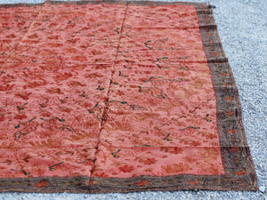 Telo Indiano arancione in cotone ricamato. Può essere impiegato come copridivano, copriletto, tovaglia o tessuto da appendere a parete. Dimensioni 260x210cm