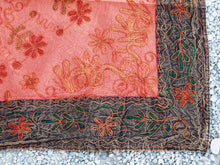Carica l&#39;immagine nel visualizzatore di Gallery, Telo Indiano arancione in cotone ricamato. Può essere impiegato come copridivano, copriletto, tovaglia o tessuto da appendere a parete. Dimensioni 260x210cm