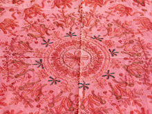 Carica l&#39;immagine nel visualizzatore di Gallery, Telo Indiano arancione in cotone ricamato. Può essere impiegato come copridivano, copriletto, tovaglia o tessuto da appendere a parete. Dimensioni 260x210cm