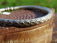 Carica l&#39;immagine nel visualizzatore di Gallery, Collana rigida indiana fatta mano in lega di argento .  Circonferenza 47 cm, spessore 1 cm   Leggermente modellabile nella forma   per info e foto  watshapp 3338778241 mail info@etniko.it seguiteci su pinterest, facebook, instagram     etnikobycrosato