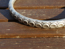 Carica l&#39;immagine nel visualizzatore di Gallery, Collana rigida indiana fatta mano in lega di argento .  Circonferenza 47 cm, spessore 1 cm   Leggermente modellabile nella forma   per info e foto  watshapp 3338778241 mail info@etniko.it seguiteci su pinterest, facebook, instagram     etnikobycrosato