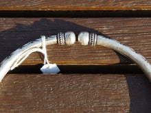 Carica l&#39;immagine nel visualizzatore di Gallery, Collana rigida indiana fatta mano in lega di argento .  Circonferenza 47 cm, spessore 1 cm   Leggermente modellabile nella forma   per info e foto  watshapp 3338778241 mail info@etniko.it seguiteci su pinterest, facebook, instagram     etnikobycrosato