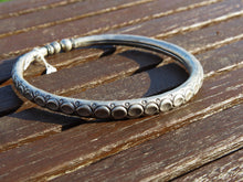 Carica l&#39;immagine nel visualizzatore di Gallery, Collana rigida indiana fatta mano in lega di argento .  Circonferenza 47 cm, spessore 1 cm   Leggermente modellabile nella forma   per info e foto  watshapp 3338778241 mail info@etniko.it seguiteci su pinterest, facebook, instagram     etnikobycrosato