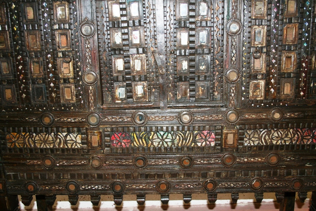 Antica Credenza, Tipica Damcja Indiana Della Zona Del Nord Dell'India. Mobile Credenza Che Appartiene Alla Famiglia Delle Damcje O Majuce Ovvero Mobili Indiani In Stile Etnico Usati Per Contenere La Dote. Negli Anni Questo Genere Di Mobili Ha Subito Una Variazione Di Stile, Dal Periodo Pre Inglese Dove Erano Molto Più Incisi E Più Etnici Al Periodo Inglese Dove Le Linee Erano Più Lisce E Pulite. Pezzo Unico Costruito In Legno Di Teak Con 2 Ante Centrali, Autentico E Originale In Ogni Sua Parte, Anche Gli Sp