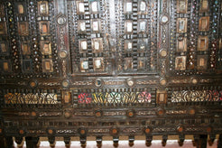 Antica Credenza, Tipica Damcja Indiana Della Zona Del Nord Dell'India. Mobile Credenza Che Appartiene Alla Famiglia Delle Damcje O Majuce Ovvero Mobili Indiani In Stile Etnico Usati Per Contenere La Dote. Negli Anni Questo Genere Di Mobili Ha Subito Una Variazione Di Stile, Dal Periodo Pre Inglese Dove Erano Molto Più Incisi E Più Etnici Al Periodo Inglese Dove Le Linee Erano Più Lisce E Pulite. Pezzo Unico Costruito In Legno Di Teak Con 2 Ante Centrali, Autentico E Originale In Ogni Sua Parte, Anche Gli Sp