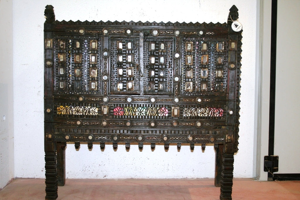 Antica Credenza, Tipica Damcja Indiana Della Zona Del Nord Dell'India. Mobile Credenza Che Appartiene Alla Famiglia Delle Damcje O Majuce Ovvero Mobili Indiani In Stile Etnico Usati Per Contenere La Dote. Negli Anni Questo Genere Di Mobili Ha Subito Una Variazione Di Stile, Dal Periodo Pre Inglese Dove Erano Molto Più Incisi E Più Etnici Al Periodo Inglese Dove Le Linee Erano Più Lisce E Pulite. Pezzo Unico Costruito In Legno Di Teak Con 2 Ante Centrali, Autentico E Originale In Ogni Sua Parte, Anche Gli Sp