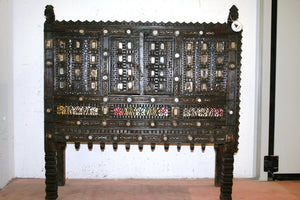 Antica Credenza, Tipica Damcja Indiana Della Zona Del Nord Dell'India. Mobile Credenza Che Appartiene Alla Famiglia Delle Damcje O Majuce Ovvero Mobili Indiani In Stile Etnico Usati Per Contenere La Dote. Negli Anni Questo Genere Di Mobili Ha Subito Una Variazione Di Stile, Dal Periodo Pre Inglese Dove Erano Molto Più Incisi E Più Etnici Al Periodo Inglese Dove Le Linee Erano Più Lisce E Pulite. Pezzo Unico Costruito In Legno Di Teak Con 2 Ante Centrali, Autentico E Originale In Ogni Sua Parte, Anche Gli Sp