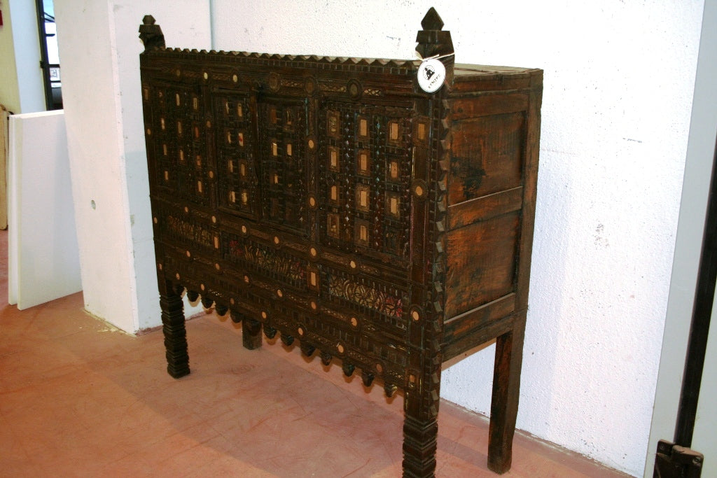 Antica Credenza, Tipica Damcja Indiana Della Zona Del Nord Dell'India. Mobile Credenza Che Appartiene Alla Famiglia Delle Damcje O Majuce Ovvero Mobili Indiani In Stile Etnico Usati Per Contenere La Dote. Negli Anni Questo Genere Di Mobili Ha Subito Una Variazione Di Stile, Dal Periodo Pre Inglese Dove Erano Molto Più Incisi E Più Etnici Al Periodo Inglese Dove Le Linee Erano Più Lisce E Pulite. Pezzo Unico Costruito In Legno Di Teak Con 2 Ante Centrali, Autentico E Originale In Ogni Sua Parte, Anche Gli Sp