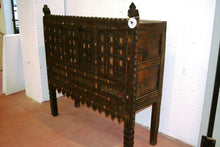 Carica l&#39;immagine nel visualizzatore di Gallery, Antica Credenza, Tipica Damcja Indiana Della Zona Del Nord Dell&#39;India. Mobile Credenza Che Appartiene Alla Famiglia Delle Damcje O Majuce Ovvero Mobili Indiani In Stile Etnico Usati Per Contenere La Dote. Negli Anni Questo Genere Di Mobili Ha Subito Una Variazione Di Stile, Dal Periodo Pre Inglese Dove Erano Molto Più Incisi E Più Etnici Al Periodo Inglese Dove Le Linee Erano Più Lisce E Pulite. Pezzo Unico Costruito In Legno Di Teak Con 2 Ante Centrali, Autentico E Originale In Ogni Sua Parte, Anche Gli Sp