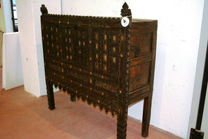 Antica Credenza, Tipica Damcja Indiana Della Zona Del Nord Dell'India. Mobile Credenza Che Appartiene Alla Famiglia Delle Damcje O Majuce Ovvero Mobili Indiani In Stile Etnico Usati Per Contenere La Dote. Negli Anni Questo Genere Di Mobili Ha Subito Una Variazione Di Stile, Dal Periodo Pre Inglese Dove Erano Molto Più Incisi E Più Etnici Al Periodo Inglese Dove Le Linee Erano Più Lisce E Pulite. Pezzo Unico Costruito In Legno Di Teak Con 2 Ante Centrali, Autentico E Originale In Ogni Sua Parte, Anche Gli Sp