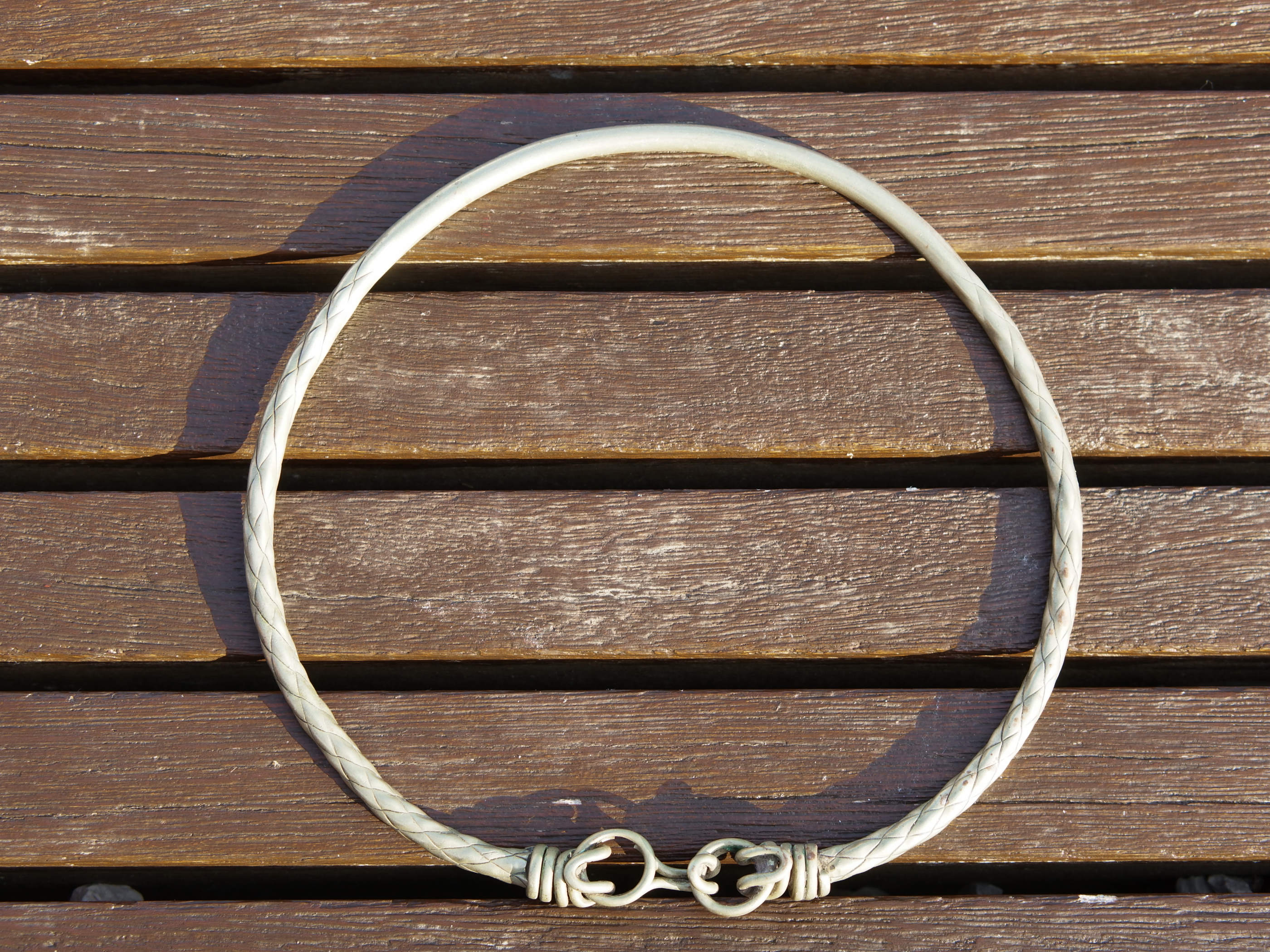 Collana etnica indiana in lega di argento, tipica tribale del rajasthan.  Finemente lavorata artigianalmente,  la collana è un pezzo unico e di difficile reperibilità  circonferenza 60  cm, peso 150 gr   per ulteriori info o foto contattare al watshapp 0039 3338778241 mail info@etniko.it facebook, instagram, pinterest etnikobycorsato
