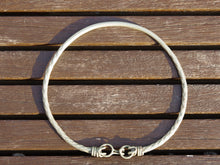 Carica l&#39;immagine nel visualizzatore di Gallery, Collana etnica indiana in lega di argento, tipica tribale del rajasthan.  Finemente lavorata artigianalmente,  la collana è un pezzo unico e di difficile reperibilità  circonferenza 60  cm, peso 150 gr   per ulteriori info o foto contattare al watshapp 0039 3338778241 mail info@etniko.it facebook, instagram, pinterest etnikobycorsato