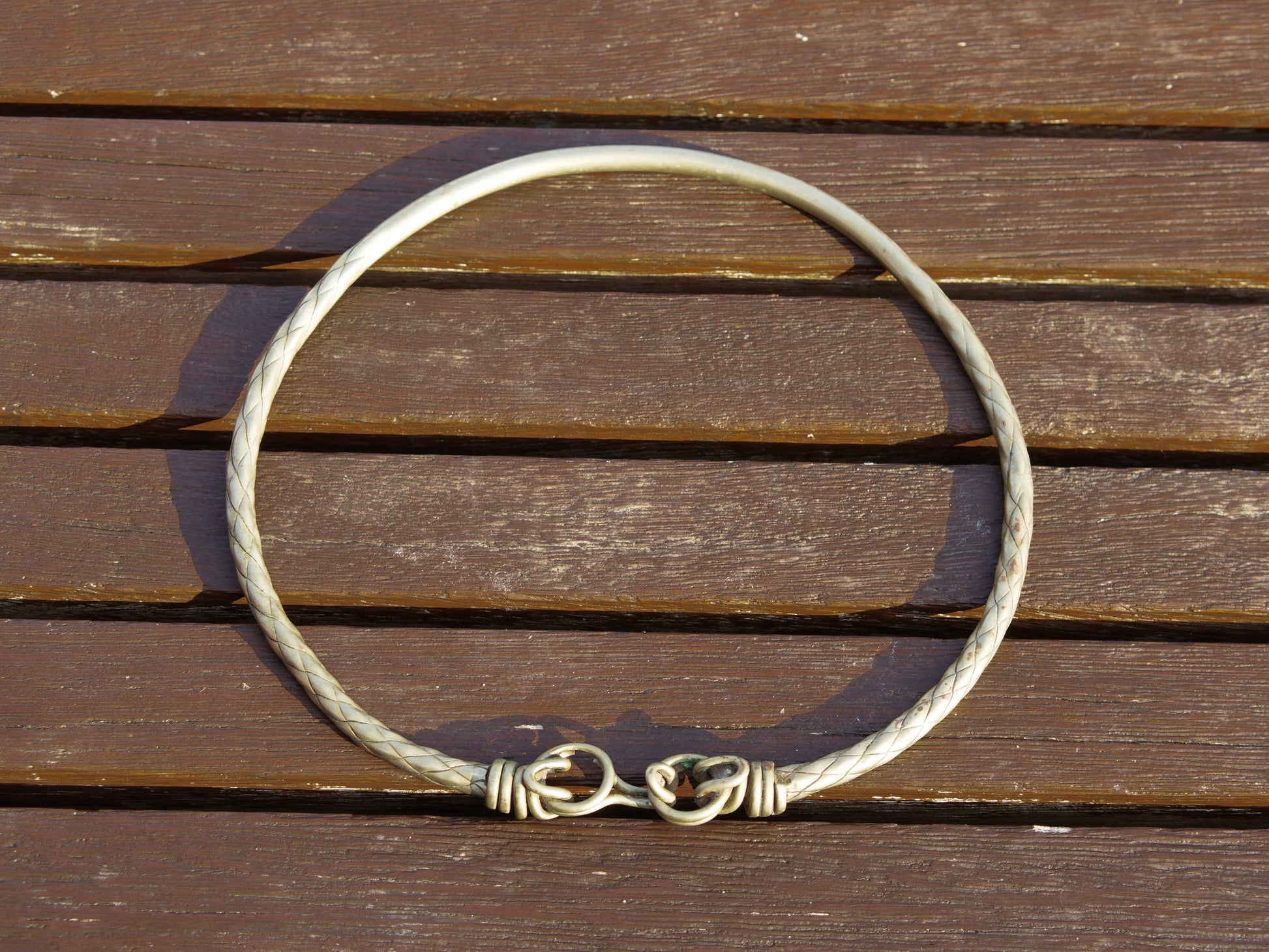 Collana etnica indiana in lega di argento, tipica tribale del rajasthan.  Finemente lavorata artigianalmente,  la collana è un pezzo unico e di difficile reperibilità  circonferenza 60  cm, peso 150 gr   per ulteriori info o foto contattare al watshapp 0039 3338778241 mail info@etniko.it facebook, instagram, pinterest etnikobycorsato