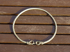 Collana etnica indiana in lega di argento, tipica tribale del rajasthan.  Finemente lavorata artigianalmente,  la collana è un pezzo unico e di difficile reperibilità  circonferenza 60  cm, peso 150 gr   per ulteriori info o foto contattare al watshapp 0039 3338778241 mail info@etniko.it facebook, instagram, pinterest etnikobycorsato