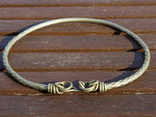 Carica l&#39;immagine nel visualizzatore di Gallery, Collana etnica indiana in lega di argento, tipica tribale del rajasthan.  Finemente lavorata artigianalmente,  la collana è un pezzo unico e di difficile reperibilità  circonferenza 60  cm, peso 150 gr   per ulteriori info o foto contattare al watshapp 0039 3338778241 mail info@etniko.it facebook, instagram, pinterest etnikobycorsato