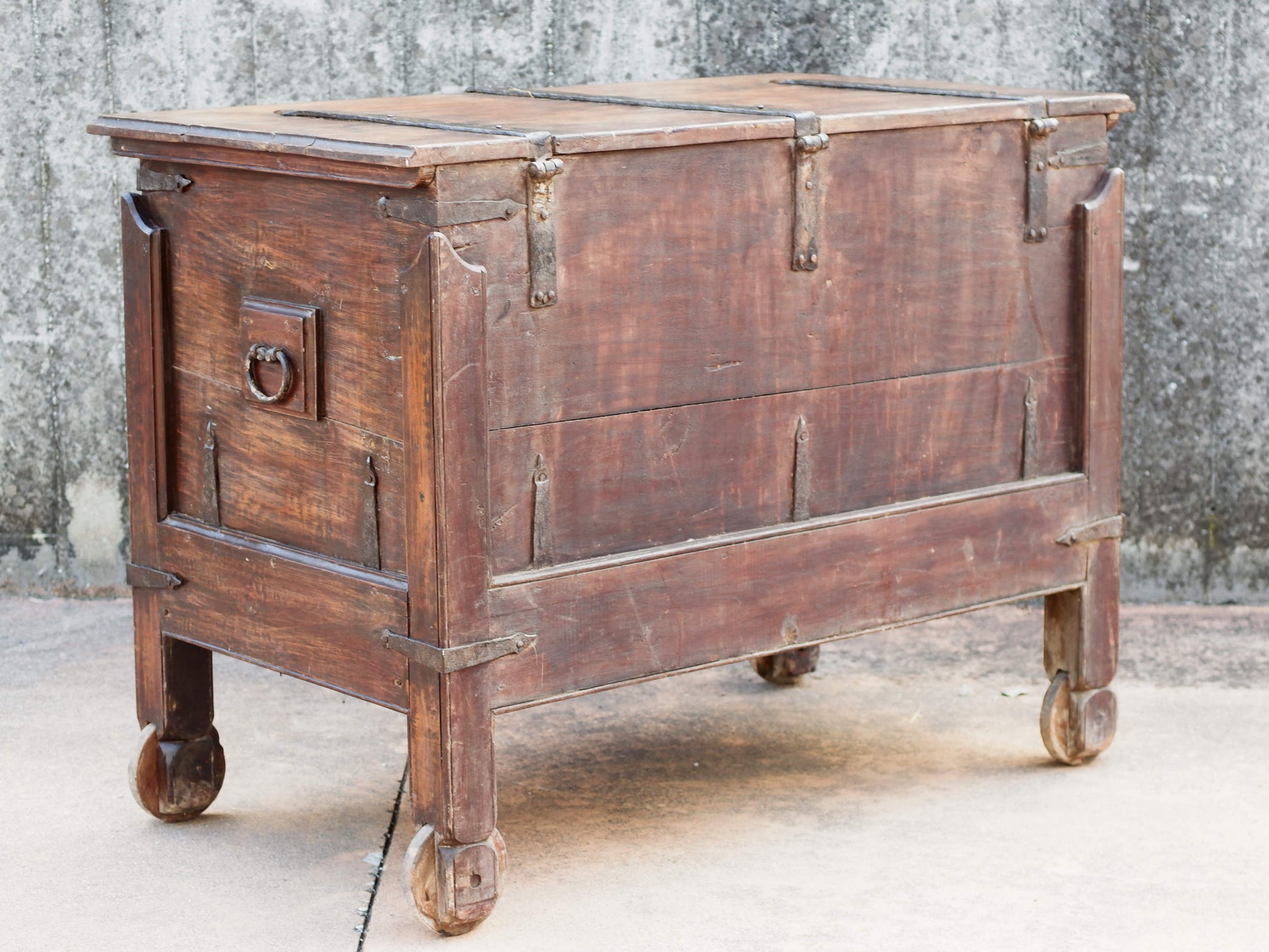 Antico baule, credenza indiana con ruote, costruita in legno di teak massello, autentico fatto a mano. Con cassetti interni e cassetto esterno, apertura superiore. Databile 1961, stato di conservazione ottimo.  dimensioni 130 x 71 h. 97 cm 