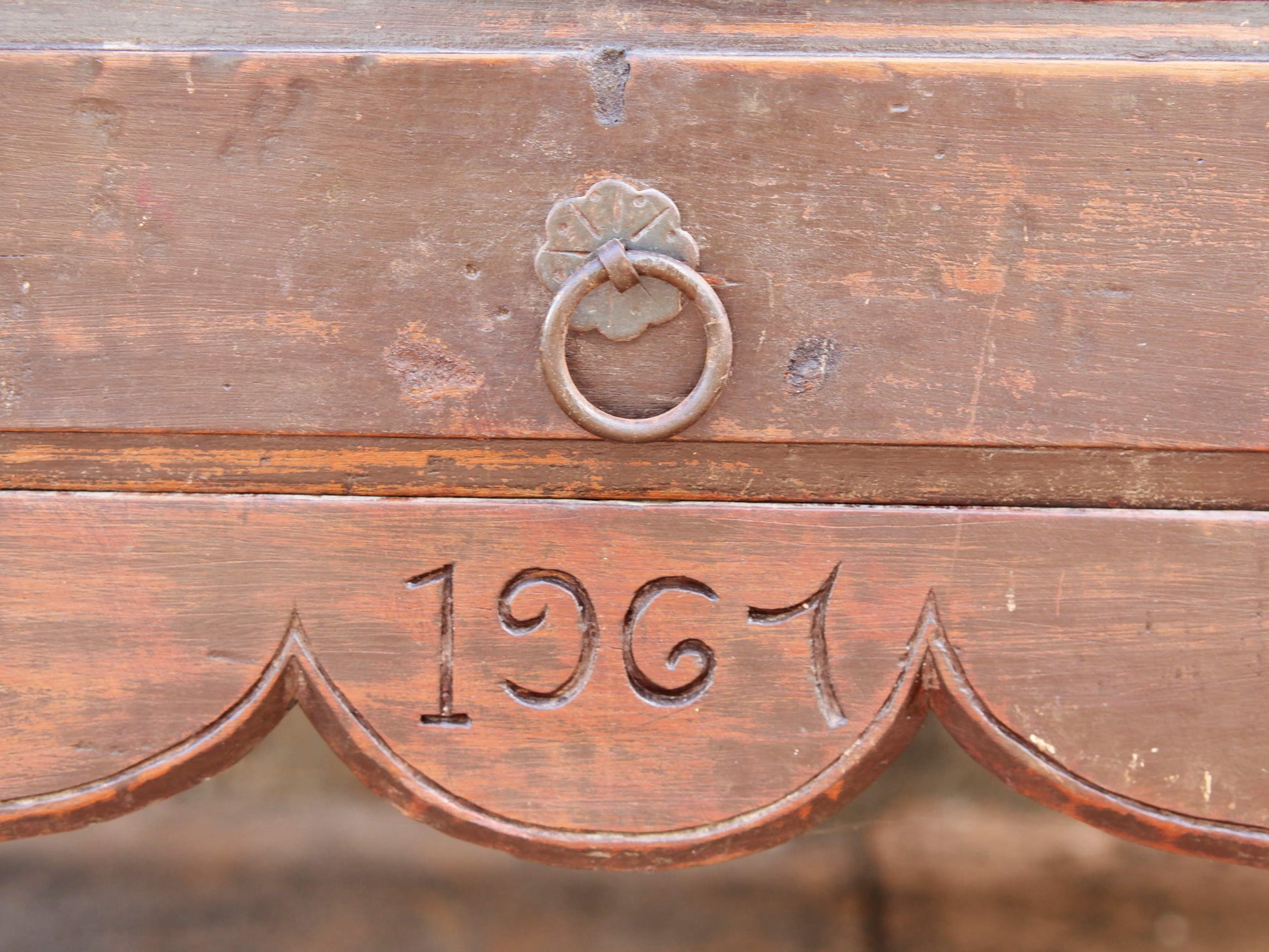 Antico baule, credenza indiana con ruote, costruita in legno di teak massello, autentico fatto a mano. Con cassetti interni e cassetto esterno, apertura superiore. Databile 1961, stato di conservazione ottimo.  dimensioni 130 x 71 h. 97 cm