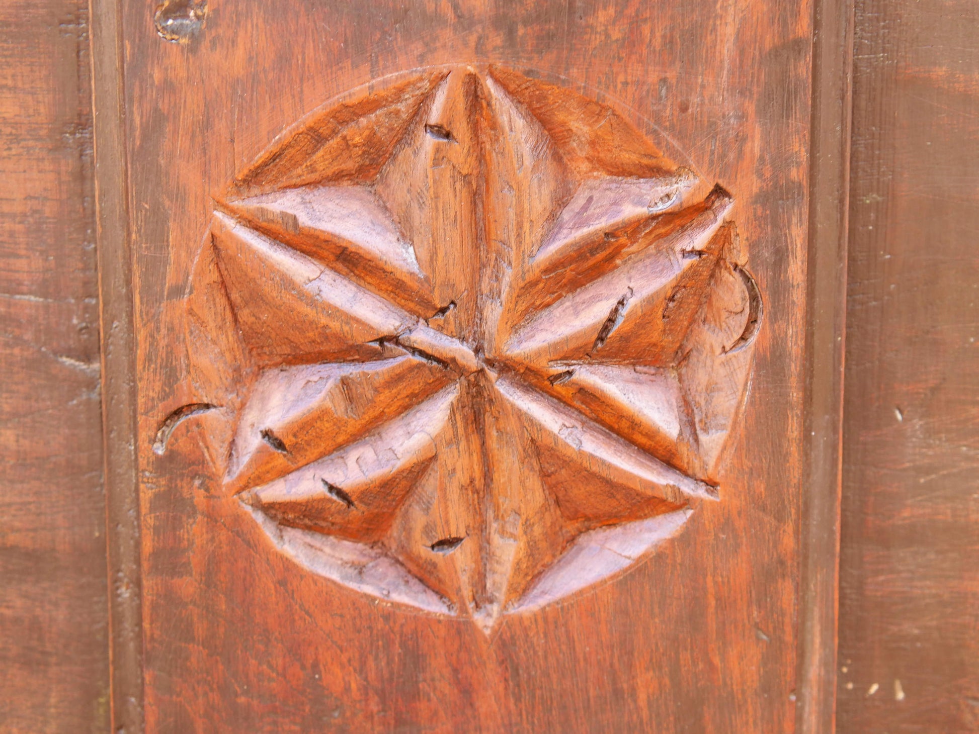 Antico baule, credenza indiana con ruote, costruita in legno di teak massello, autentico fatto a mano. Con cassetti interni e cassetto esterno, apertura superiore. Databile 1961, stato di conservazione ottimo.  dimensioni 130 x 71 h. 97 cm