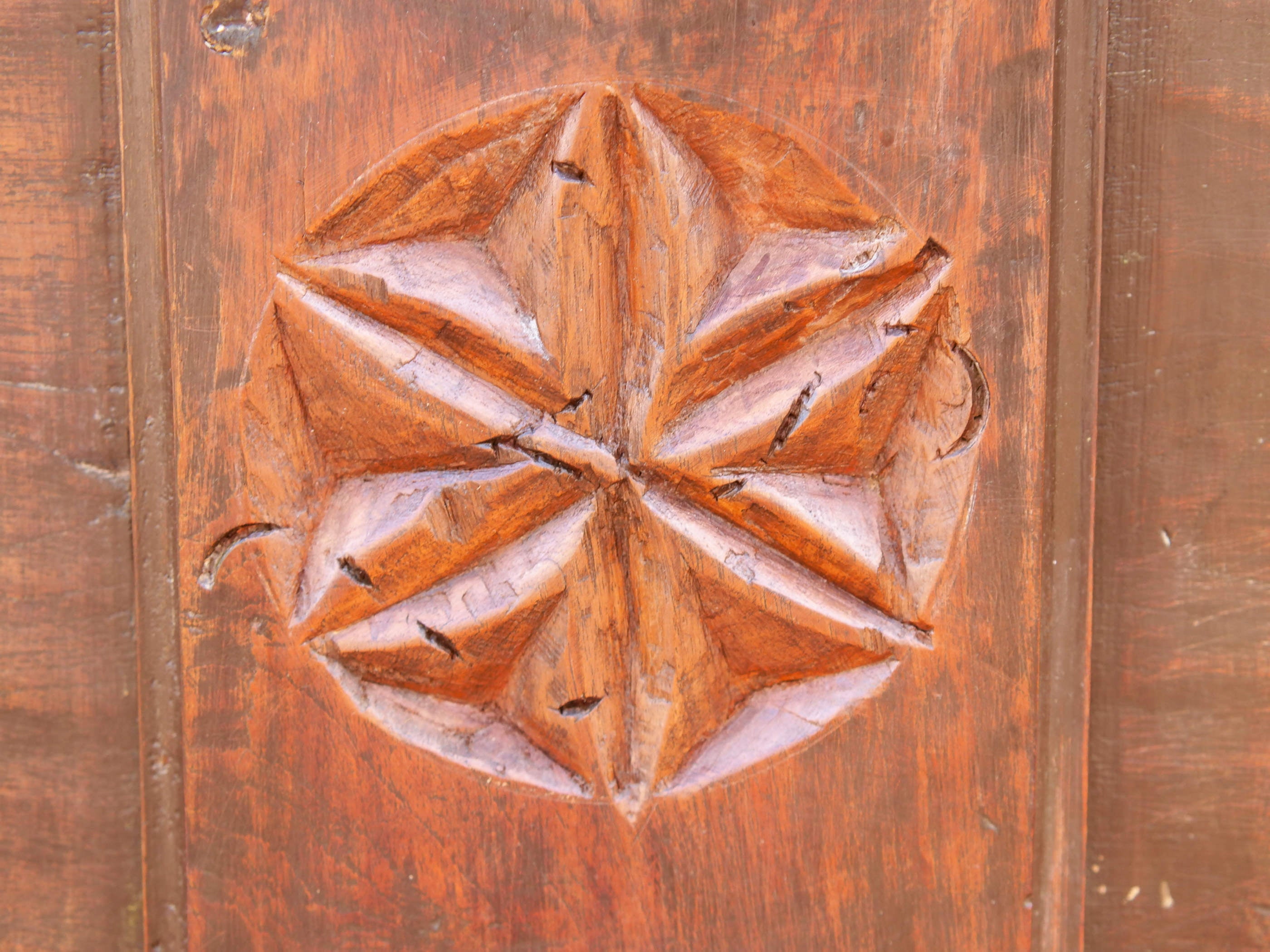 Antico baule, credenza indiana con ruote, costruita in legno di teak massello, autentico fatto a mano. Con cassetti interni e cassetto esterno, apertura superiore. Databile 1961, stato di conservazione ottimo.  dimensioni 130 x 71 h. 97 cm