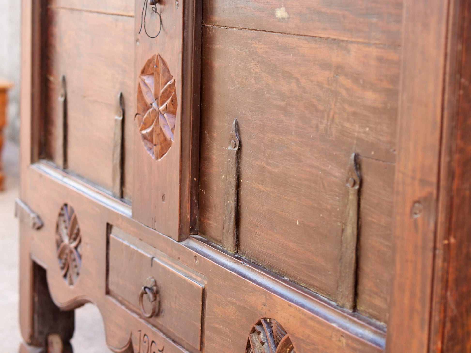 Antico baule, credenza indiana con ruote, costruita in legno di teak massello, autentico fatto a mano. Con cassetti interni e cassetto esterno, apertura superiore. Databile 1961, stato di conservazione ottimo.  dimensioni 130 x 71 h. 97 cm