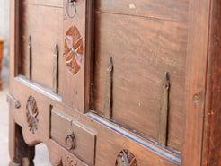 Antico baule, credenza indiana con ruote, costruita in legno di teak massello, autentico fatto a mano. Con cassetti interni e cassetto esterno, apertura superiore. Databile 1961, stato di conservazione ottimo.  dimensioni 130 x 71 h. 97 cm