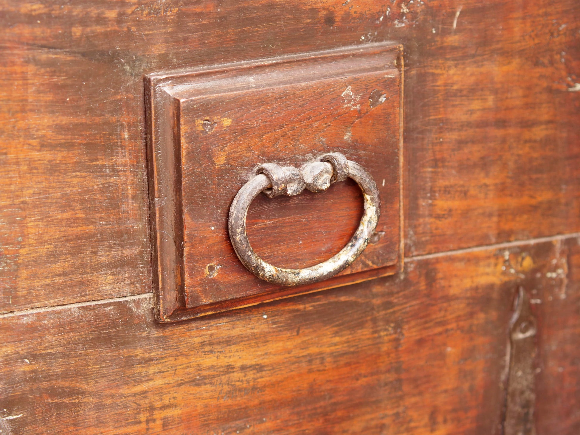 Antico baule, credenza indiana con ruote, costruita in legno di teak massello, autentico fatto a mano. Con cassetti interni e cassetto esterno, apertura superiore. Databile 1961, stato di conservazione ottimo.  dimensioni 130 x 71 h. 97 cm